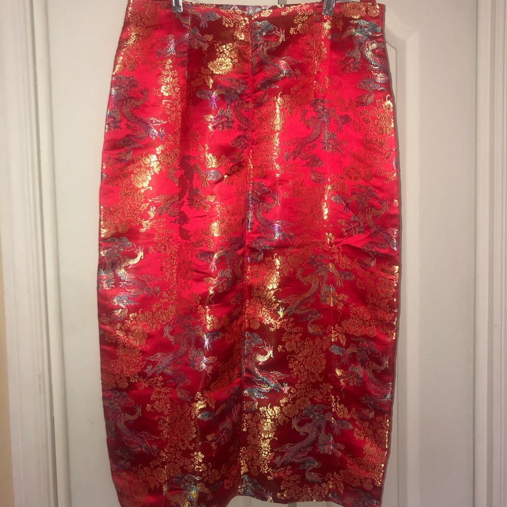 A red satin skirt with slit - Picture 4 of 5